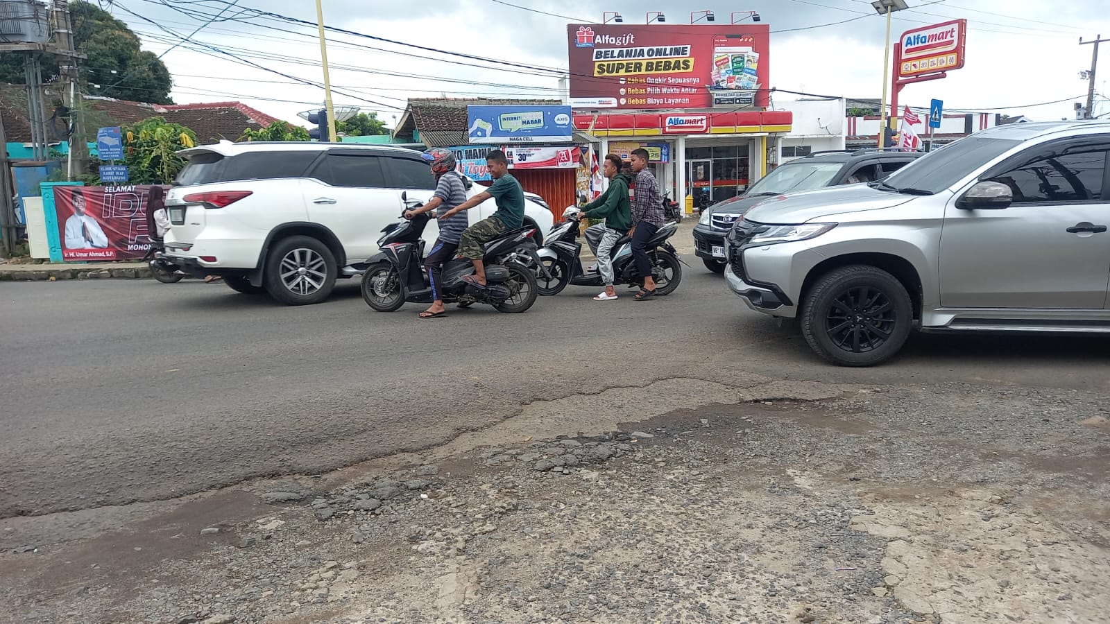 Kendaraan Padat di Jl. Soekarno Hatta Kota Bumi, Disayangkan tak Ada Satu pun Petugas yang Berjaga