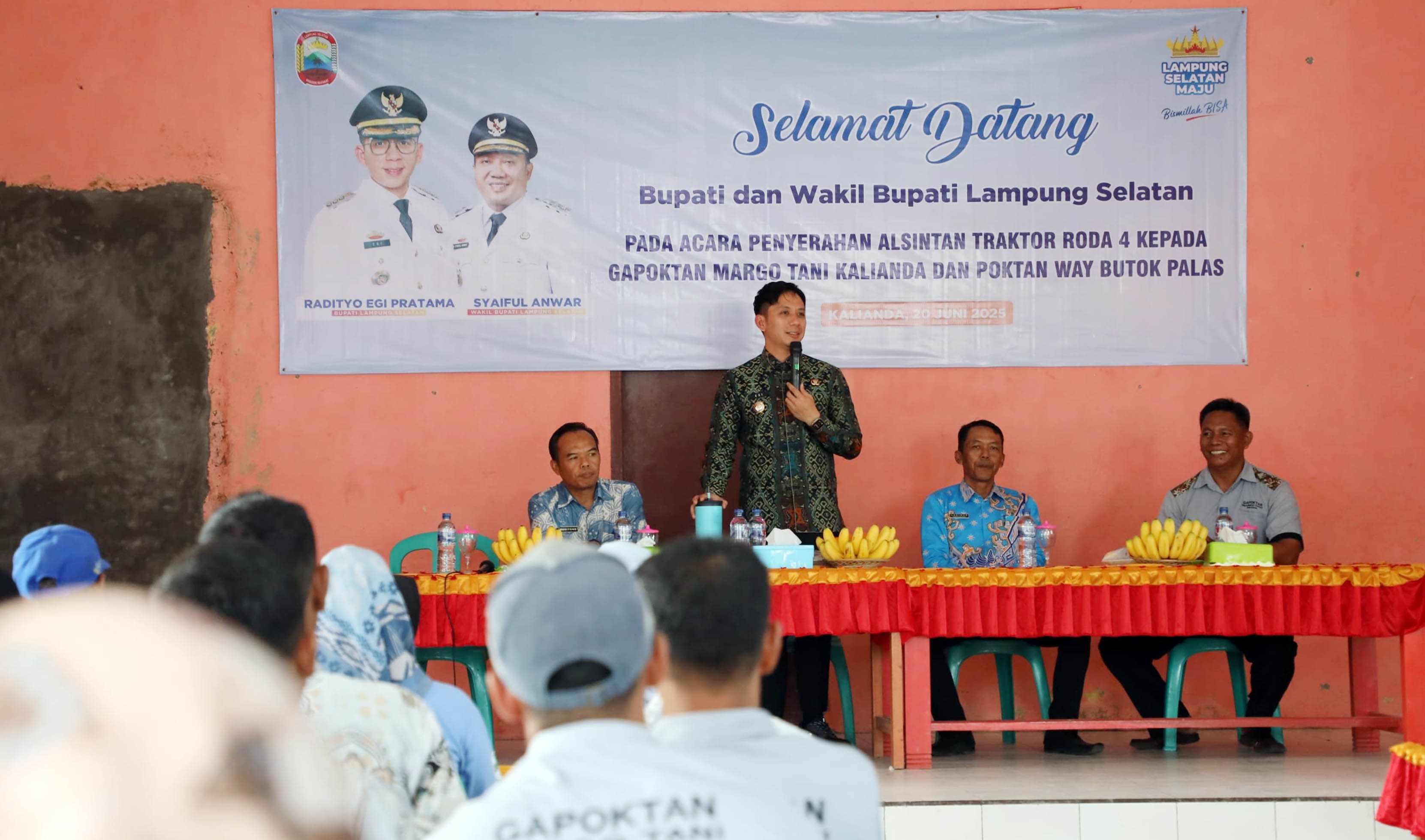 Beri Dukungan Nyata ke Petani Lamsel, Bupati Egi Serahkan Alsintan