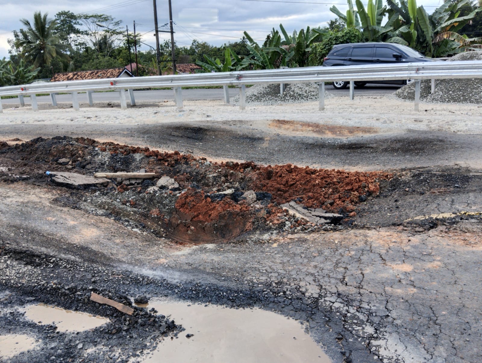 Waduh! Baru Diresmikan, Badan Jembatan Amblas