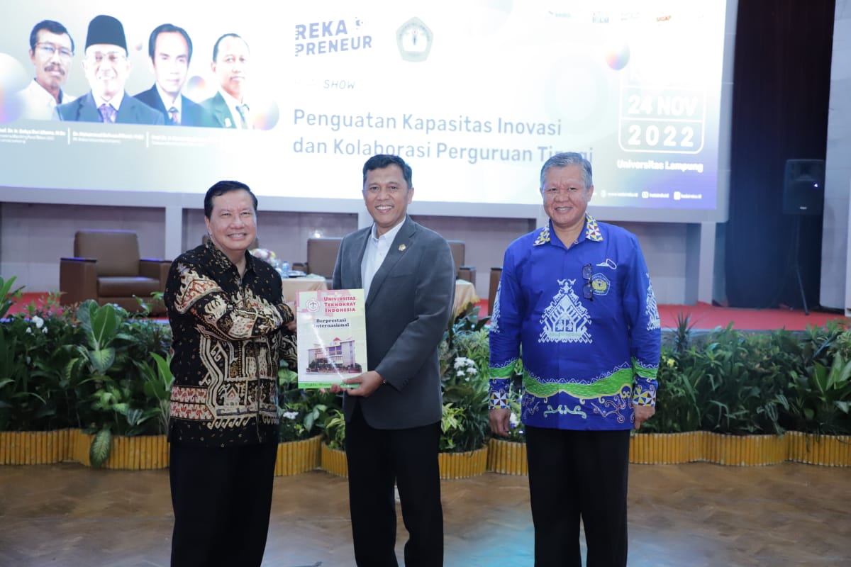 Rektor UTI Disaksikan Warek IV Unila Serahkan Dana untuk Korban Gempa Cianjur ke Kepala LLDikti Wilayah II