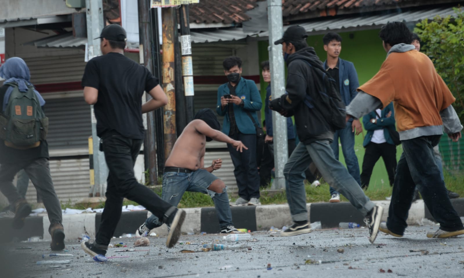 Mencekam! Batu Bertebaran, Demo Tolak UU Cipta Kerja di Kantor 'Wakil Rakyat'