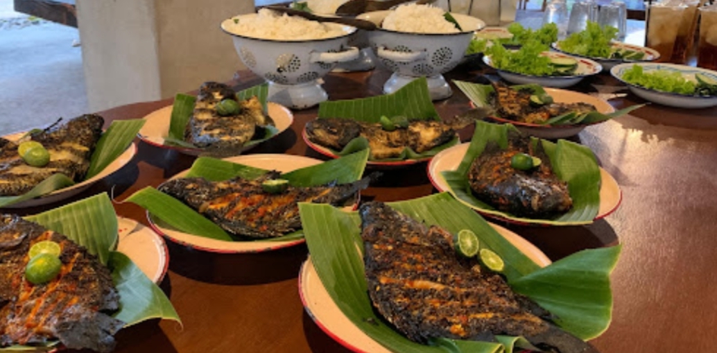 Bak Resep Dari Nenek, Ikan Bakar Marbaoe di Bandar Lampung, Sensasi Nyantap Ikan Di Rumah Panggung