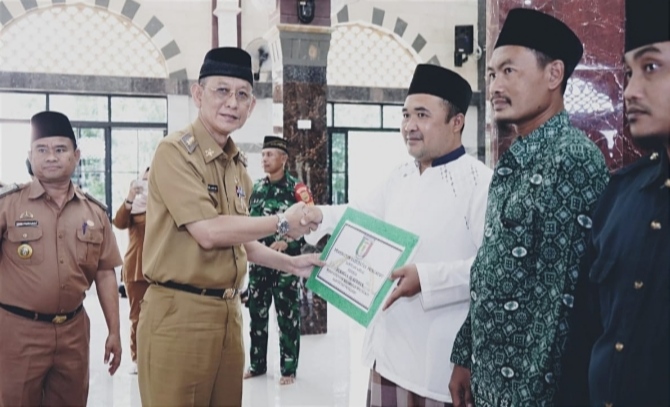 Pj. Bupati Pringsewu Serahkan Bantuan untuk Masjid dan Lembaga Keagamaan