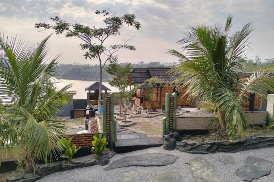 Healing Tipis-tipis di Taman Sadrina Pringsewu Lampung, Nikmati Suasana Pedesaan Dengan View Bendungan 