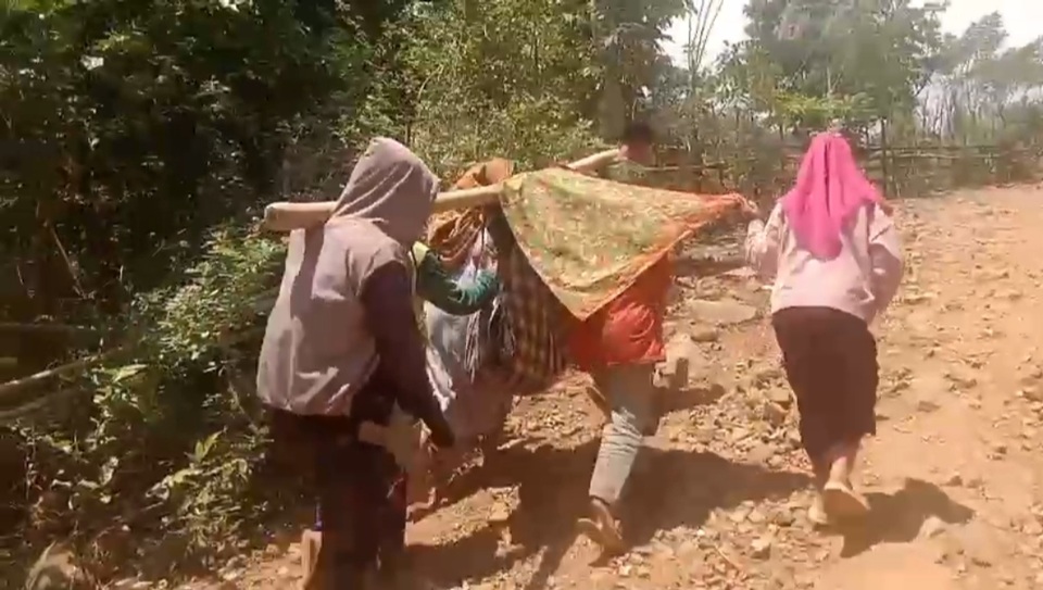 Ditandu 7 Kilometer Demi Melahirkan, Perjuangan Ibu Muda Ini Bikin Hati Tersentuh