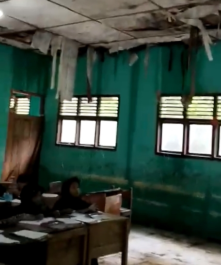 Miris! Siswa SD di Pesisir Barat Belajar Dengan Kondisi Atap Bocor