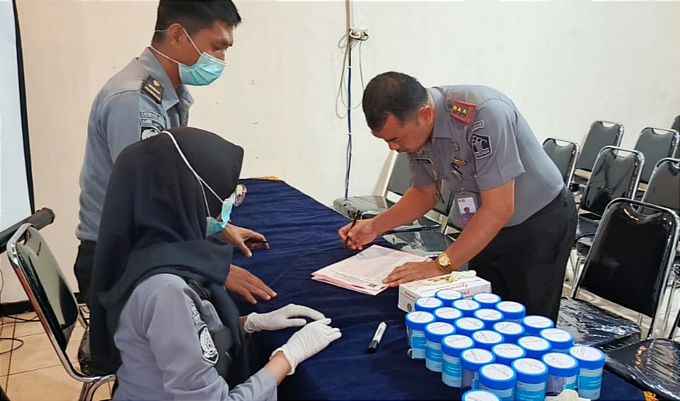 Rutan Kelas IIB Kota Agung Gelar Tes Urine untuk Petugas dan Razia Kamar Hunian WBP