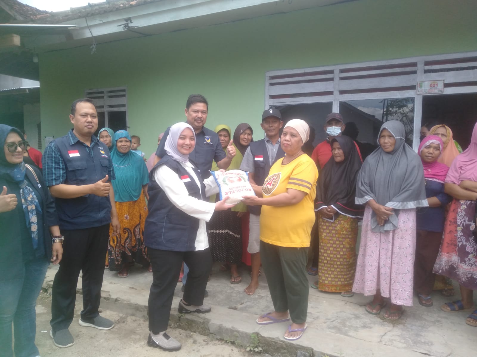 Diwakili Anaknya, Ketua Partai Nasdem Lampung Beri Bantuan kepada Korban Banjir di Pesawaran