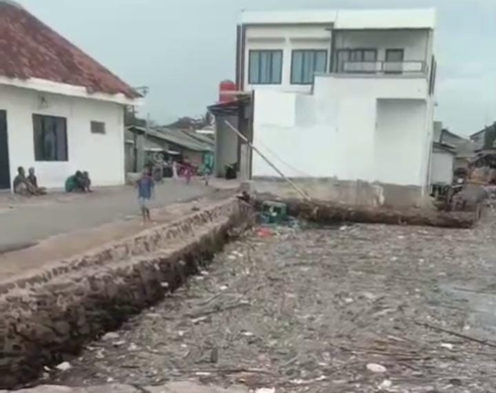 Arus Kencang, Pesisir Lampung Dapat Kiriman Sampah Menumpuk