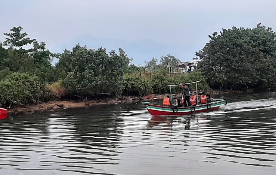 Dinas Damker dan Penyelamatan Kota Bandar Lampung Sisir Buaya di Pulau Pasaran