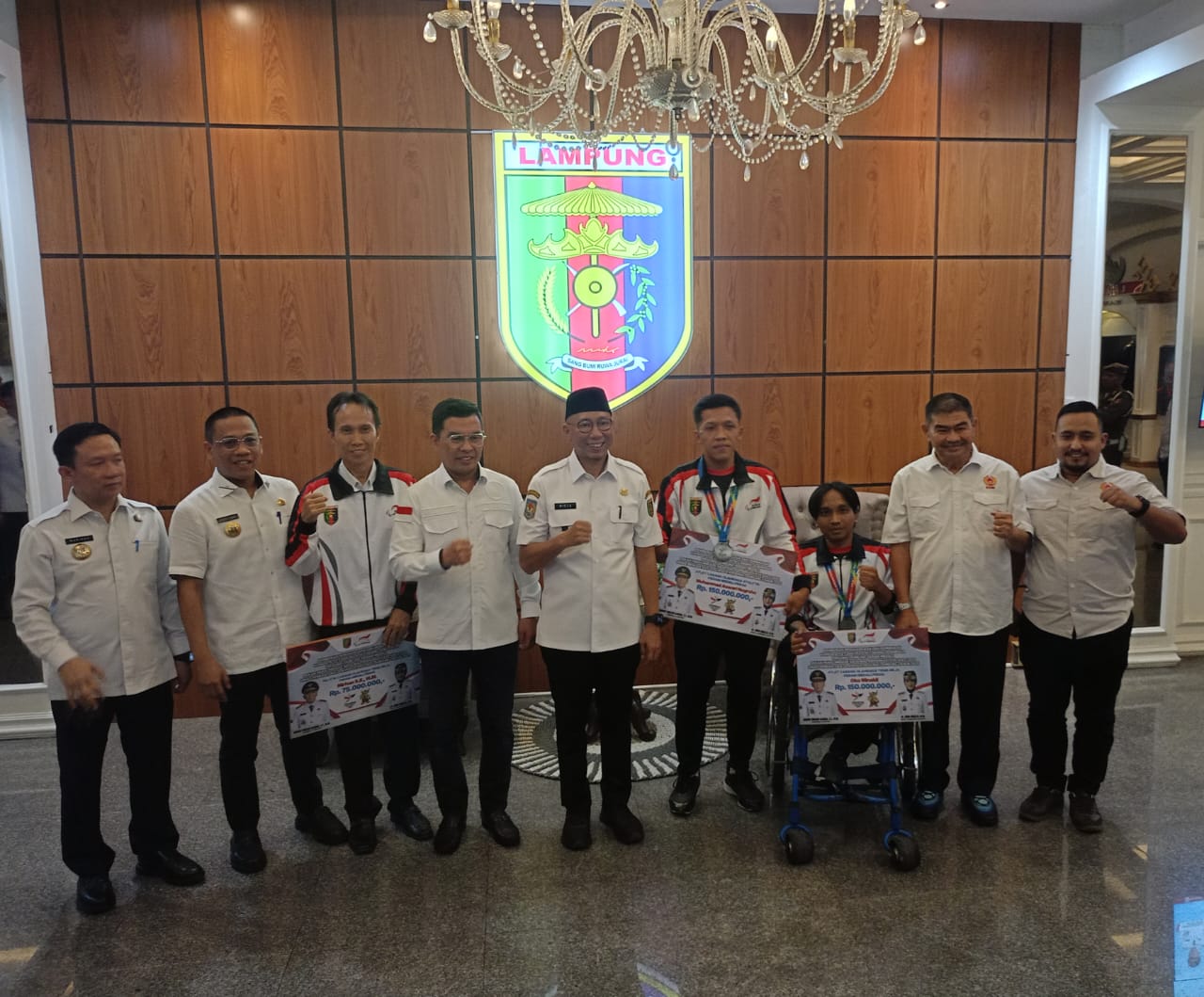 Gubernur Mirza Guyur Bonus Rp 375 Juta Untuk Atlit Peparnas Peraih Medali 