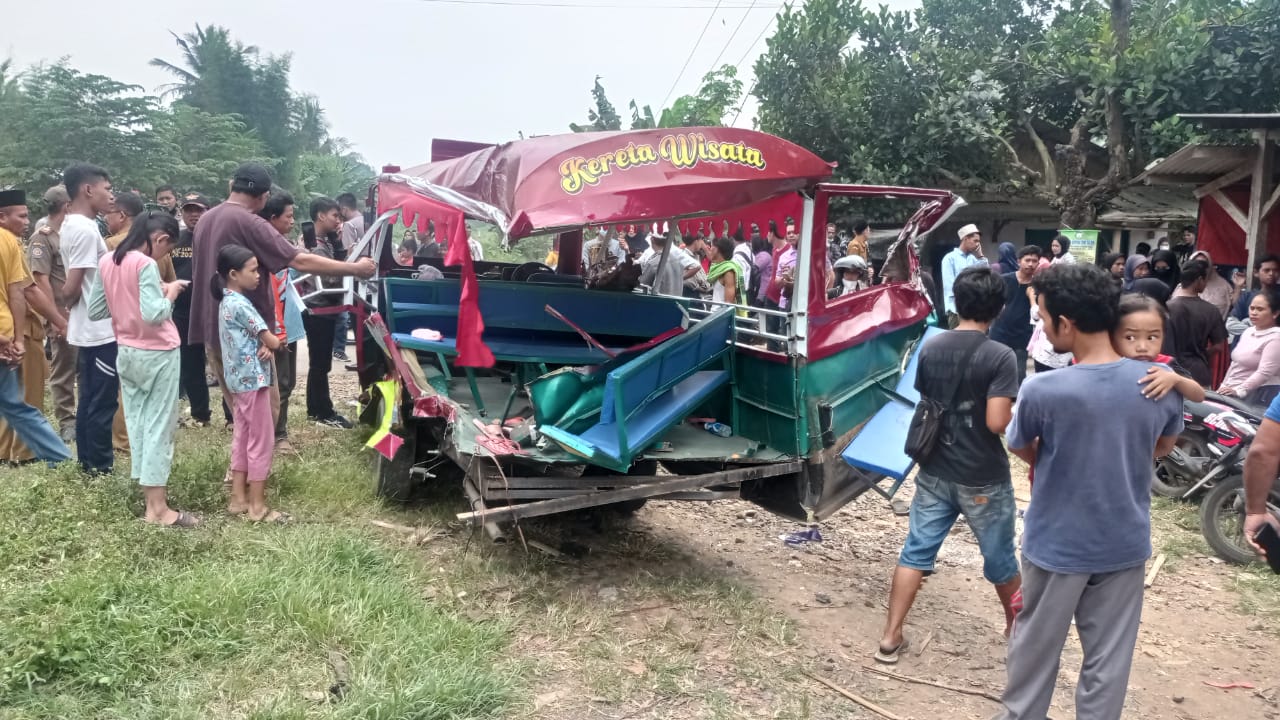 Tragis, Odong-odong Sarat Penumpang Tertabrak Kereta Api, 9 Orang Tewas