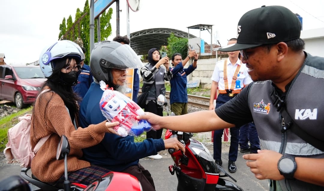 Sentuh Masyarakat Lewat Seni Mural, KAI Divre IV Tanjung Karang Kampanyekan Keselamatan Perlintasan