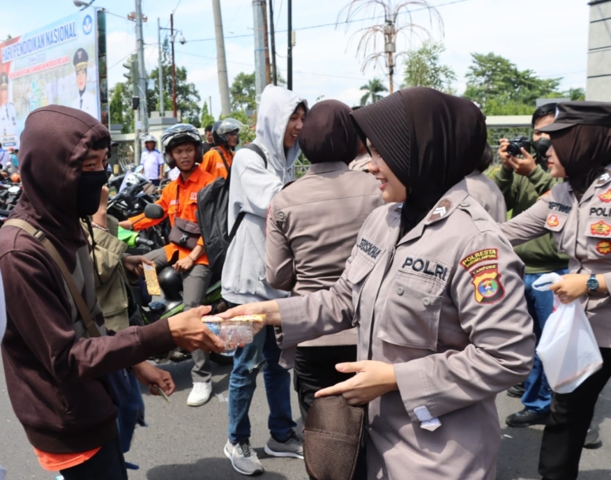 Maknai May Day, Polisi Bagikan Cokelat ke Para Massa Aksi Unjuk Rasa di Bandar Lampung