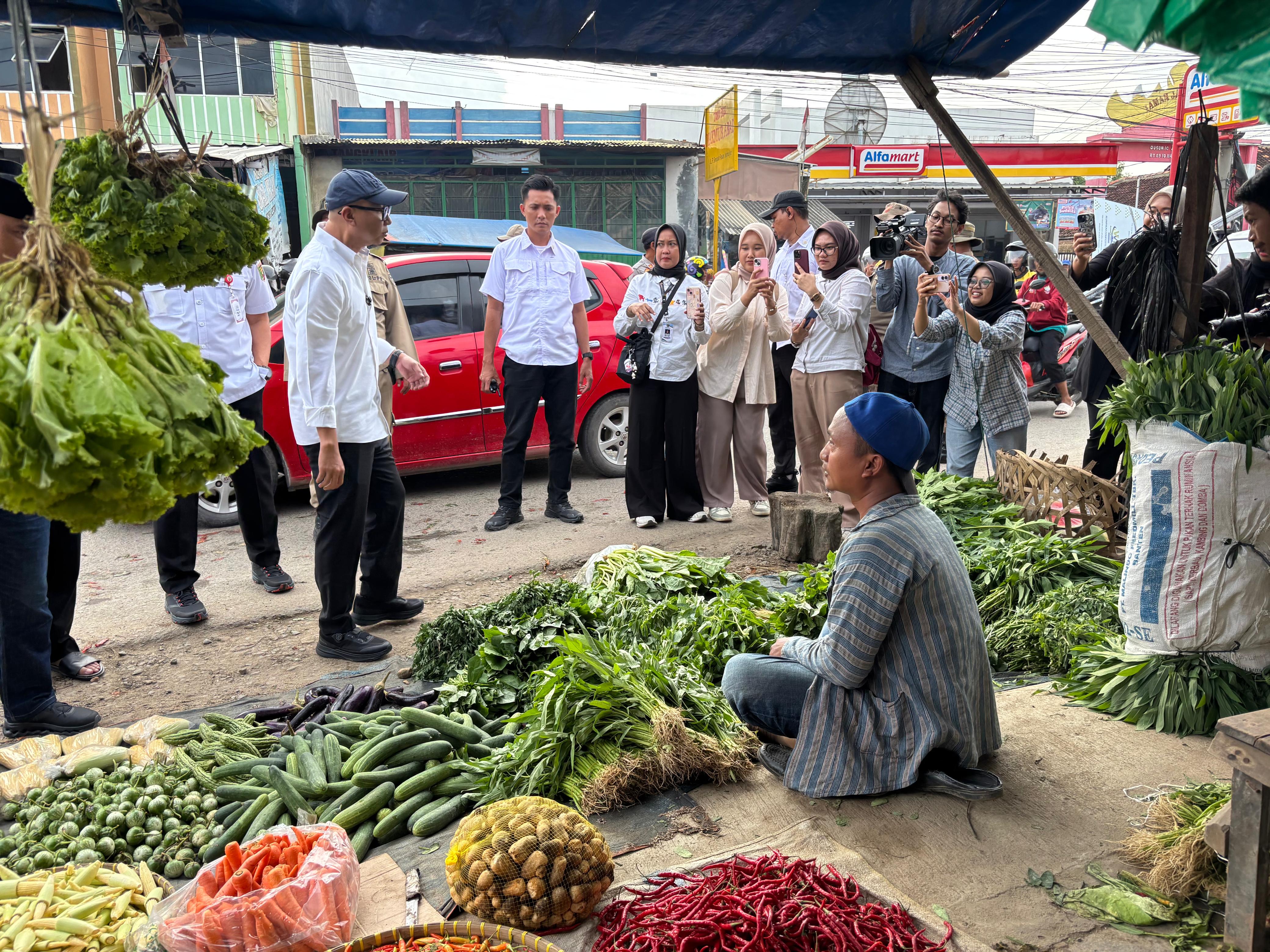 Ngabuburit di Pasar Jatimulyo, Mirza Cek URC Drainase Sambil Borong Sayuran