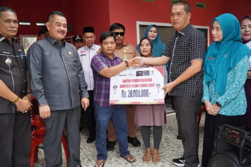 Pemkab Tubaba Salurkan Bantuan Sosial untuk Korban Kebakaran di Tiyuh Pagar Dewa
