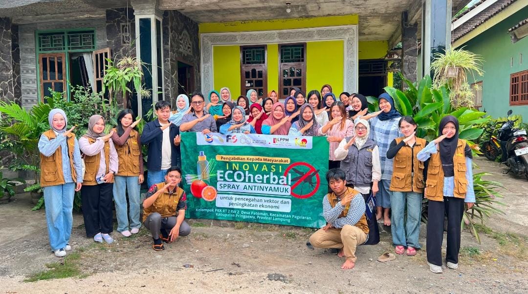 Tim Dosen Itera Latih Ibu PKK Patoman Buat ECOherbal Spray Antinyamuk