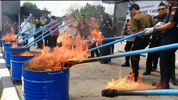 Sebanyak 28,5 Juta Batang Rokok dan 2.000 Liter Minuman Mengandung Alkohol Illegal Dimusnahkan