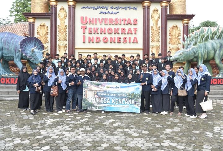 Tim Mobil ListrikTeknokrat Kenalkan Teknologi Kendaraan Ramah Lingkungan di SMK Esa Kencana