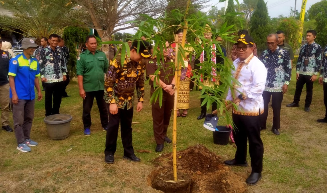 Seharian di Pringsewu, Pj Gubernur Lampung Blusukan ke Pasar Sampai Tanam Pohon 