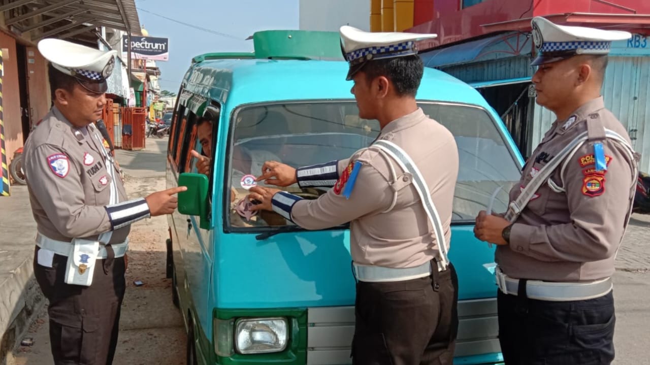 Satlantas Polres Tanggamus Lampung Bagikan Pamflet dan Stiker Kepada Pengendara, Pada Ops Zebra Krakatau 2024