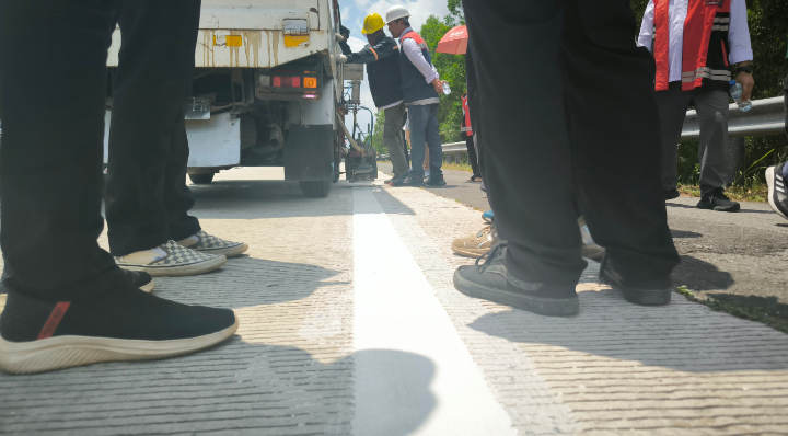 Uji Coba Marka Jalan Tol Bakter Gunakan Inovasi Bahan Getah Pinus dan Olahan Minyak Kelapa Sawit