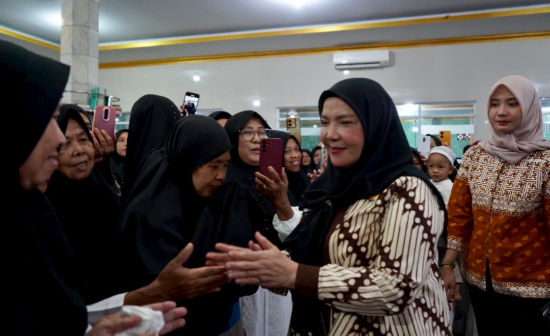 Bunda Eva Berikan Bantuan Pembangunan Masjid Al-Ikhlas Saat Safari Ramadan