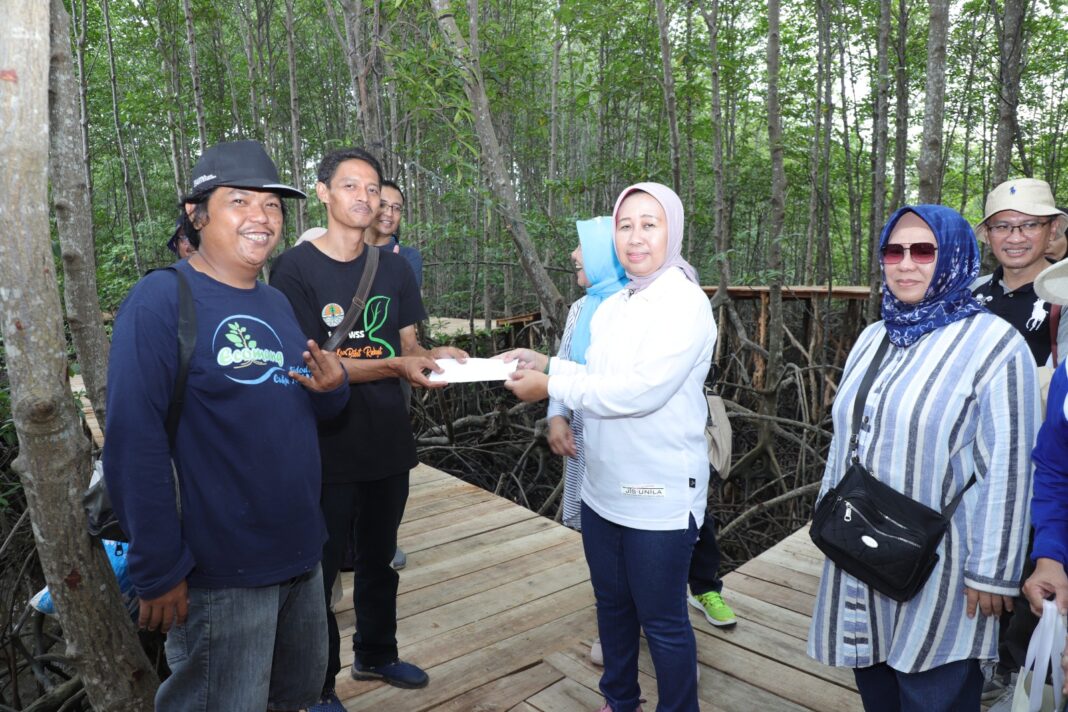 Rektor Unila Tinjau Ekowisata Mangrove Cukuh Nyinyi