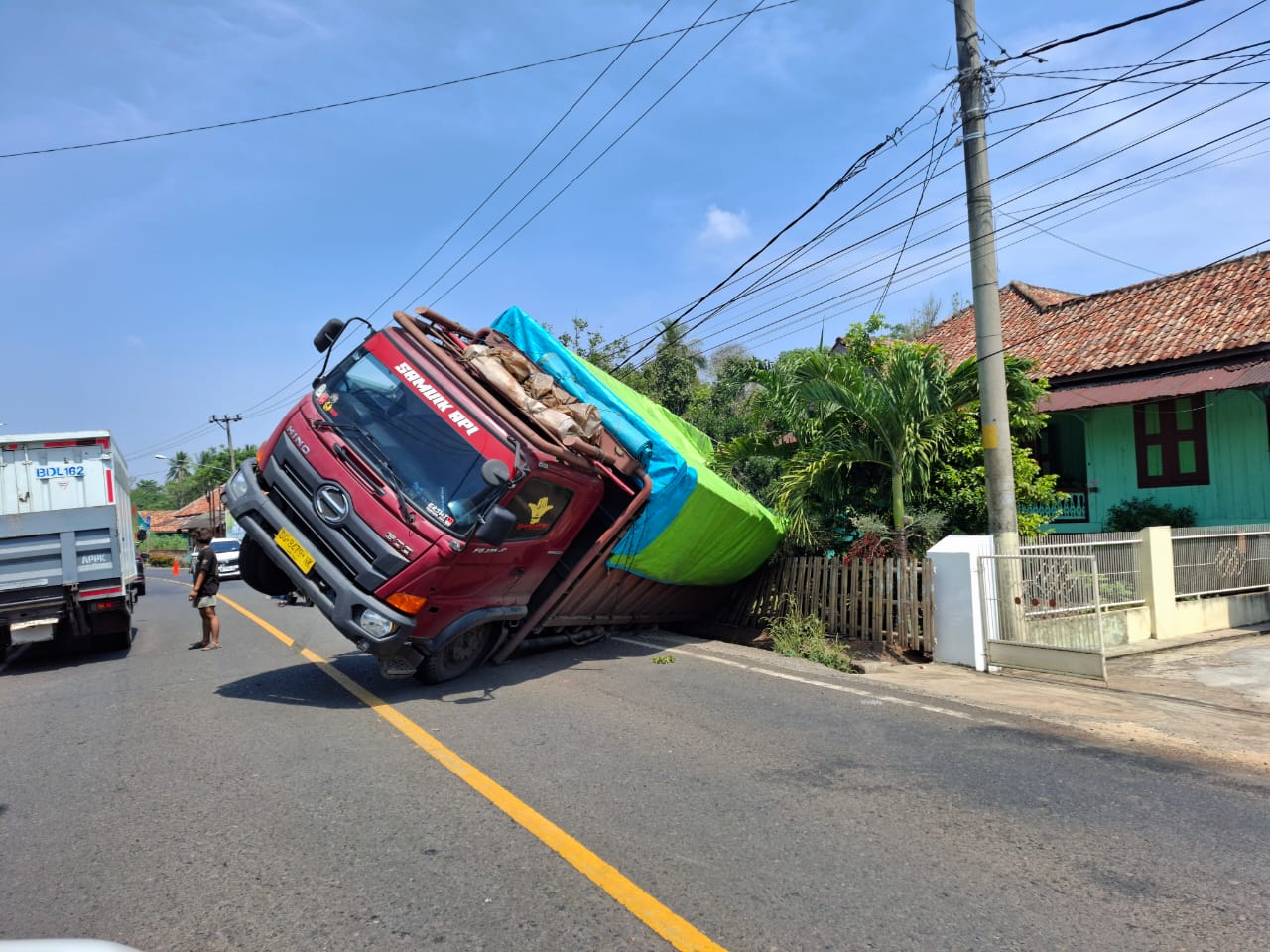 Truk Batubara Berulah, Pecah Ban Tabrak Pagar Rumah Warga