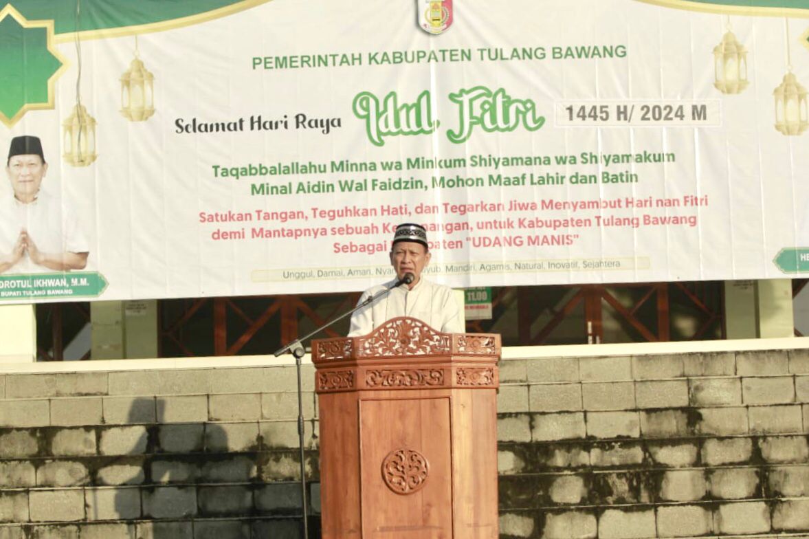 Sholat Idul Fitri Dengan Masyarakat Tulang Bawang, Pj Bupati Qudrotul Ikhwan Ajak Warga Jadi Bagian Perubahan