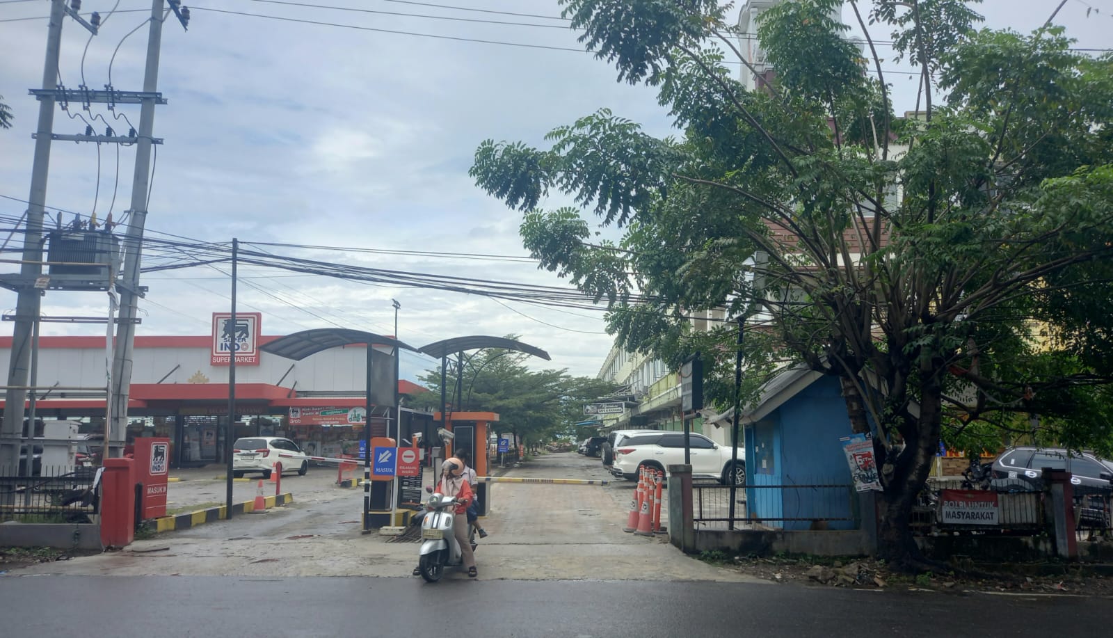 Pemilik dan Penyewa Ruko di Komplek Tirtayasa Center Tolak Pintu Parkir Berbayar