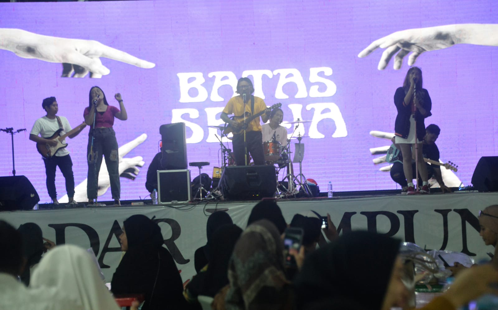 Batas Senja 'Hipnotis' Pengujung Nobar Piala Dunia dan Fun Food Festival Radar Lampung