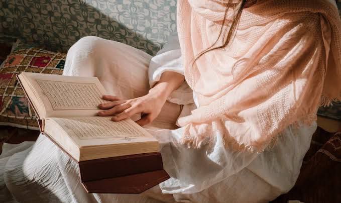 Malam Ramadhan Jangan Lewatkan Surah Al-Kahfi, Ini Keutamaan dan Waktu Terbaik Membacanya