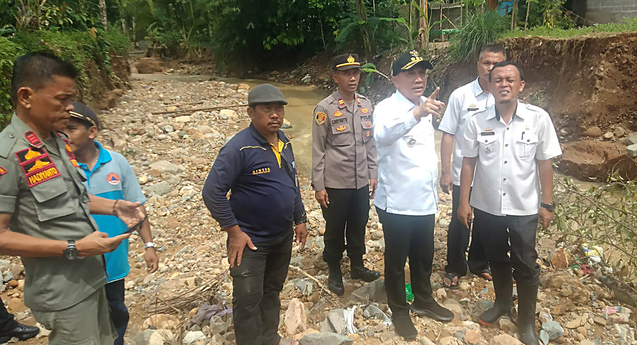 Pj. Bupati Tanggamus Lampung Tinjau Pekon Terdampak Banjir Bandang di Pematang Sawa, Diskes Buka Poskes