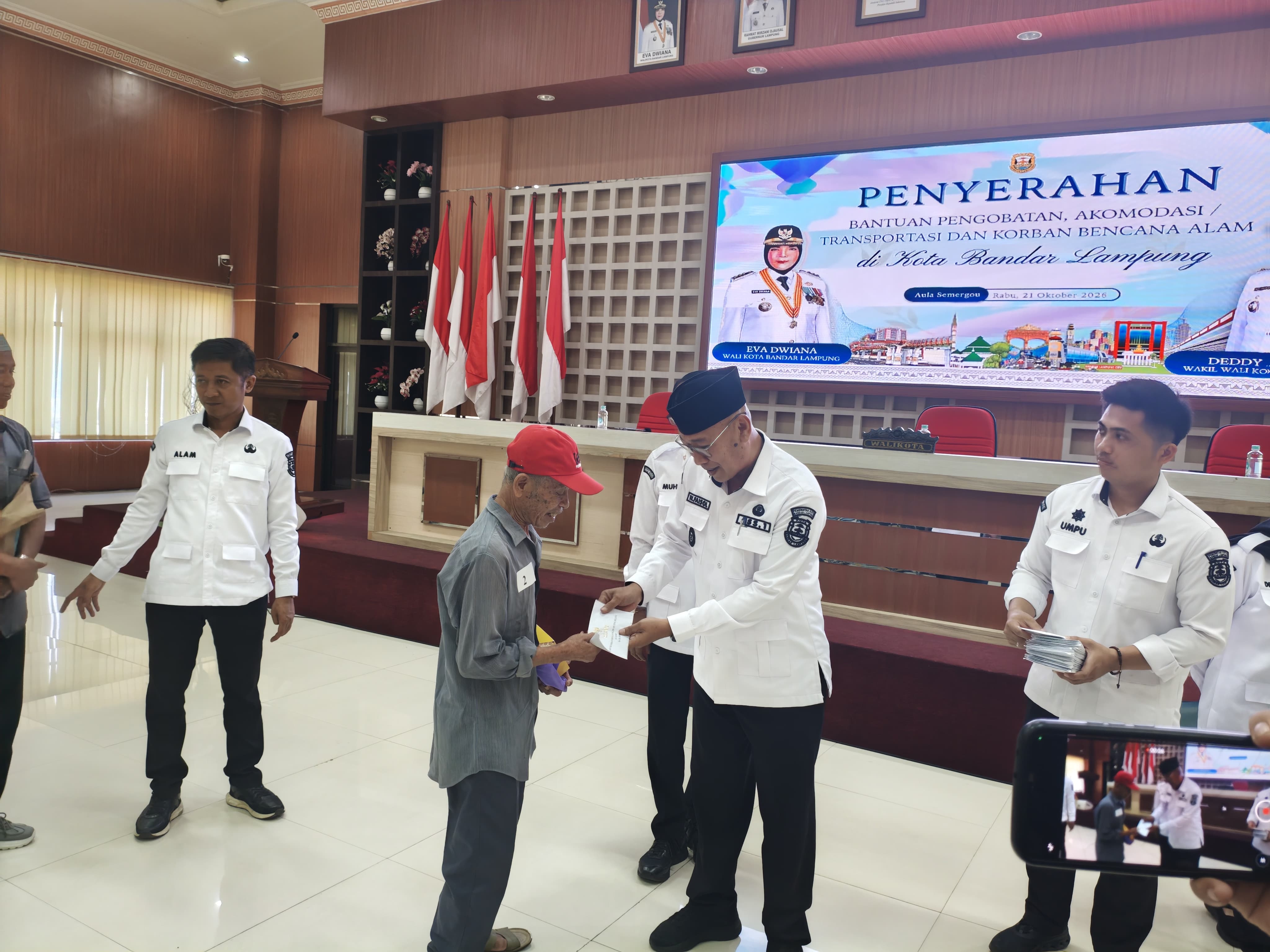 Pemkot Bandar Lampung Salurkan Bantuan Pengobatan dan Korban Kebakaran kepada 136 Warga