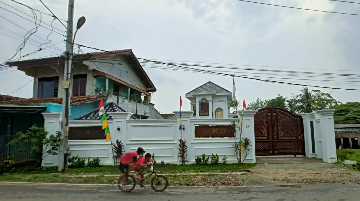Di OTT KPK, Rumah Rektor Unila Karomani Terlihat Megah
