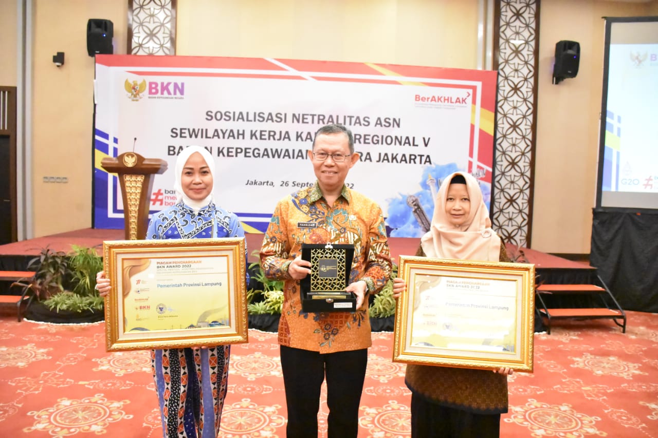Pemprov Lampung Terima Penghargaan Kategori Penerapan Pemanfaatan Data Sistem Informasi dan CAT dari BKN Award