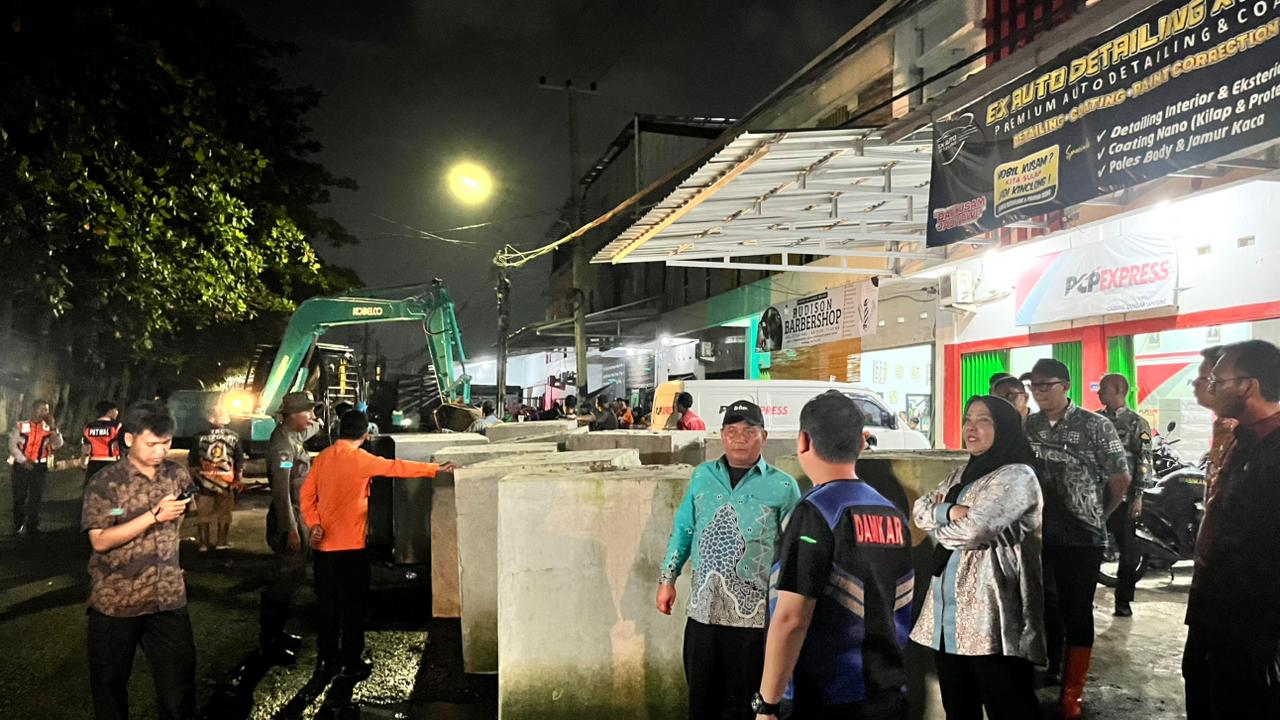 Gerak Cepat, Bunda Eva Tinjau Langsung Perbaikan Jalan HRM Mangundiprojo Hingga Malam Hari
