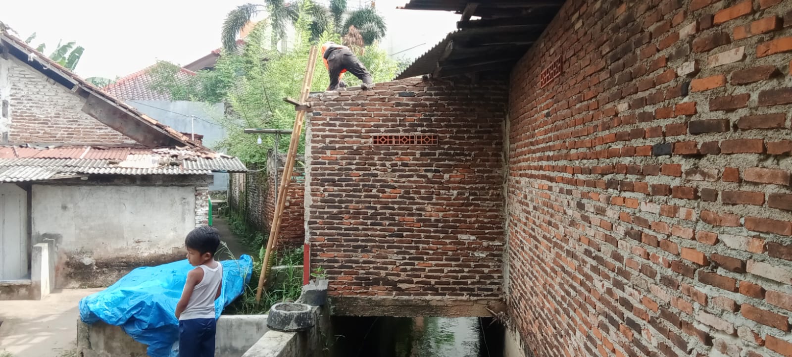 Disebut Pemicu Banjir, Bangunan Liar di Kedaton Dibongkar
