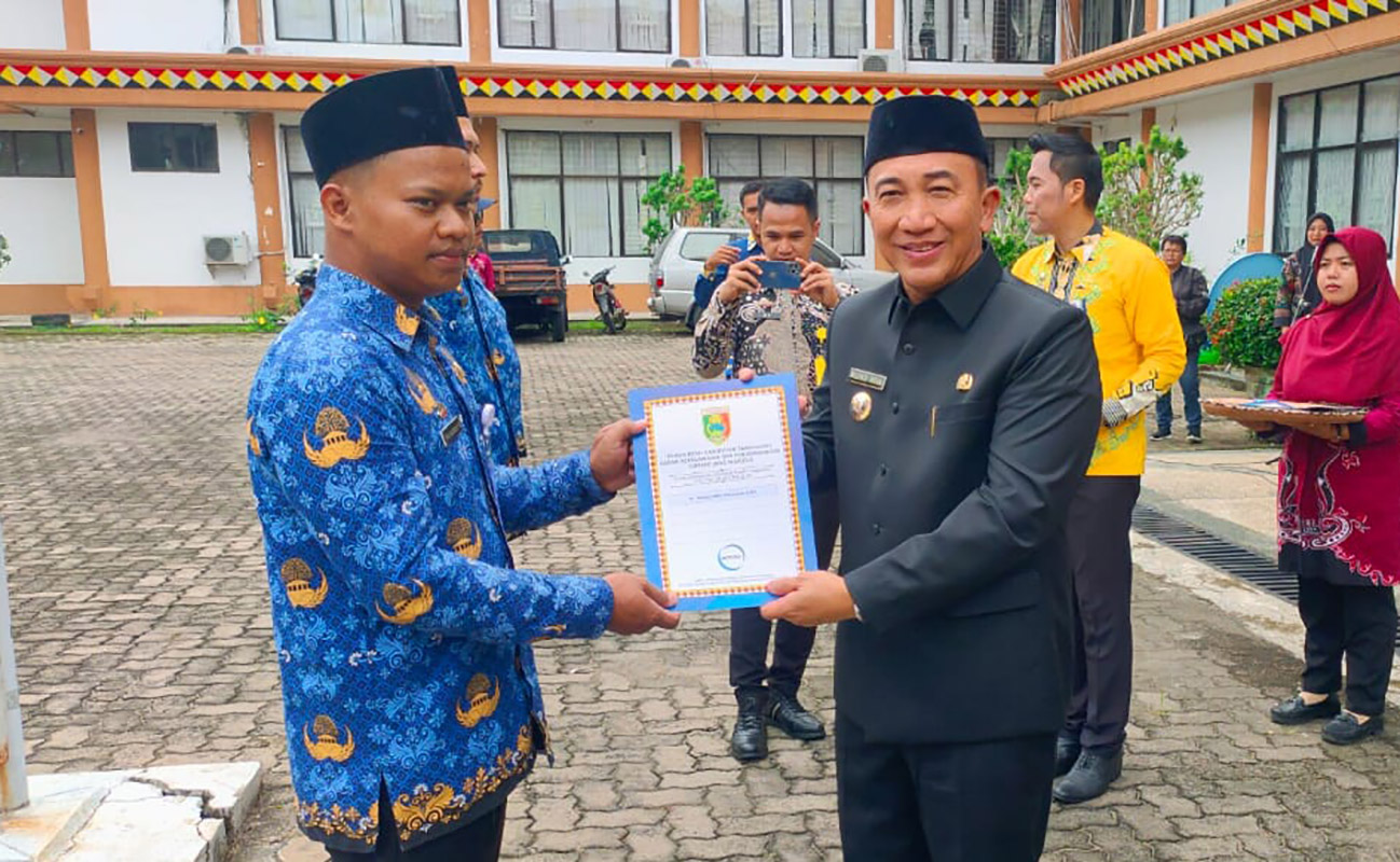 Pj. Bupati Tanggamus Lampung Serahkan SK Pengangkatan 91 PNS Formasi Tahun 2021, Ingat Core Values ASN!