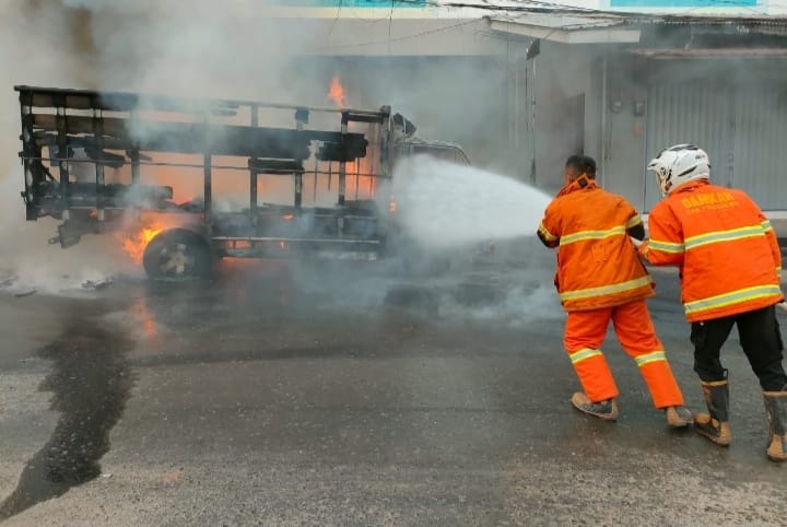 Truk Terbakar di Pringsewu, Lalu Lintas Macet Hingga Beberapa Kilometer