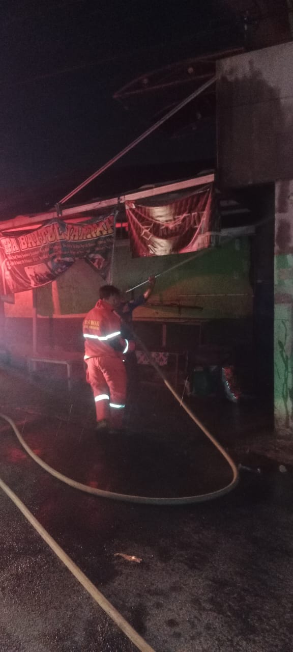 Rumah Dua Lantai Hangus Terbakar di Negeri Olok Gading