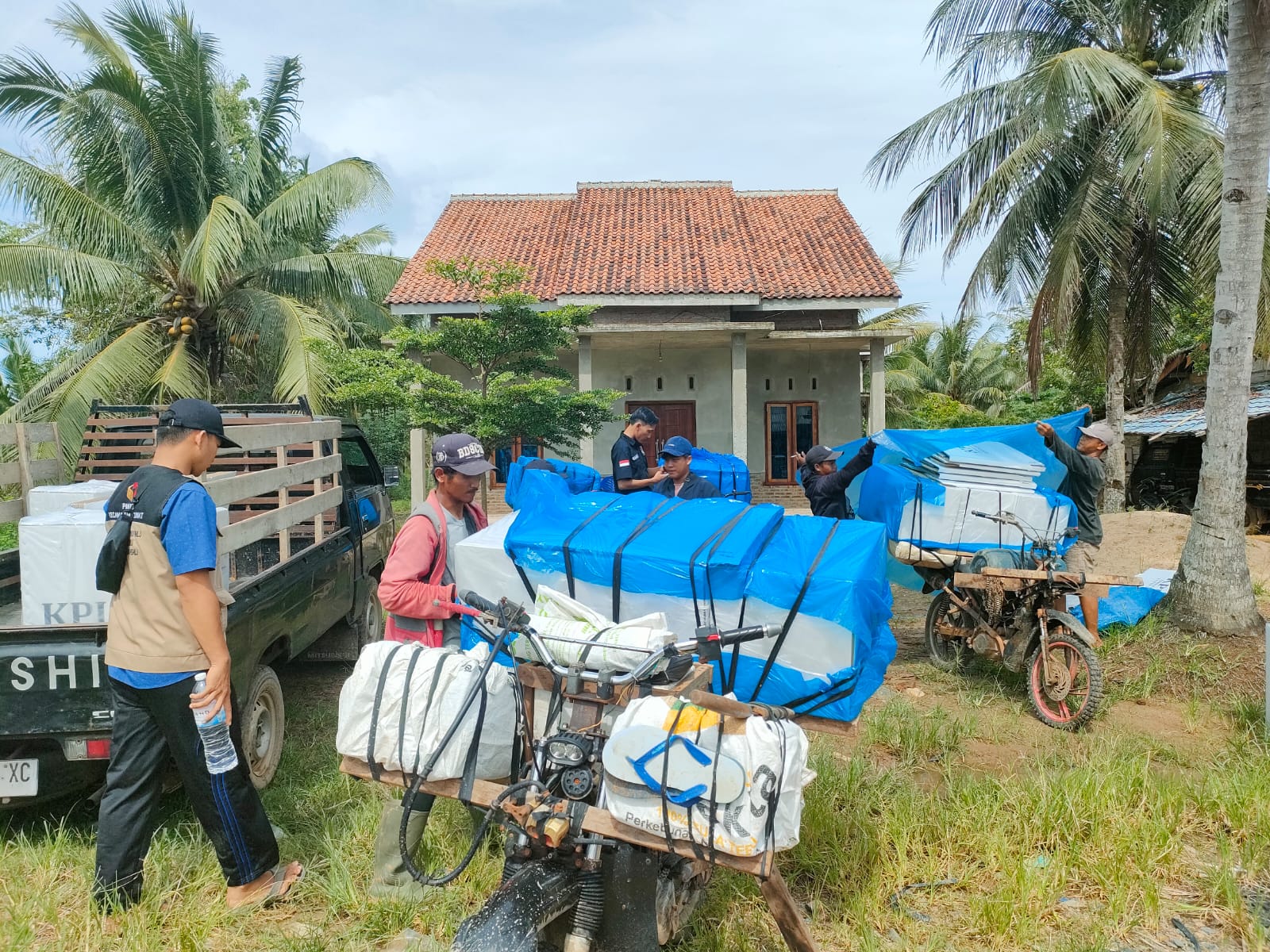 Dramatis, KPU Pesisir Barat Terpaksa Gunakan Puluhan Ojek Motor Guna Distribusikan Logistik 3T