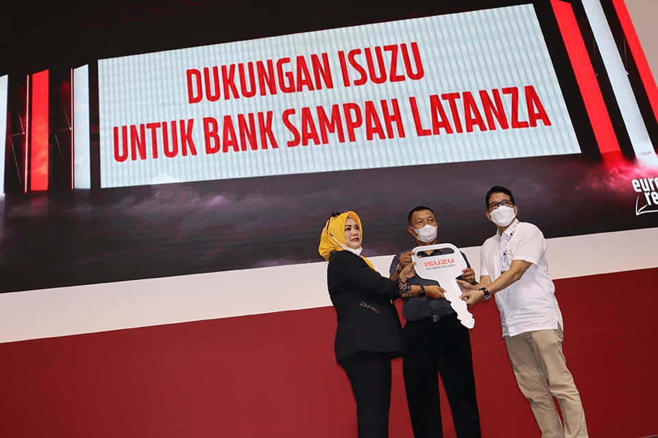 Isuzu Serahkan 1 Unit Mobil Operasional Kepada Bank Sampah Latanza di GIIAS 2022