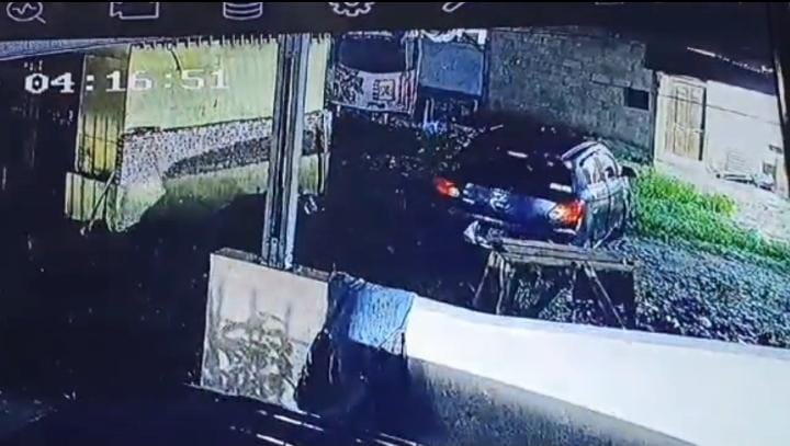 Terekam CCTV, Kawanan Pencuri Berhasil Gasak Mobil Kurang Dari Dua Menit