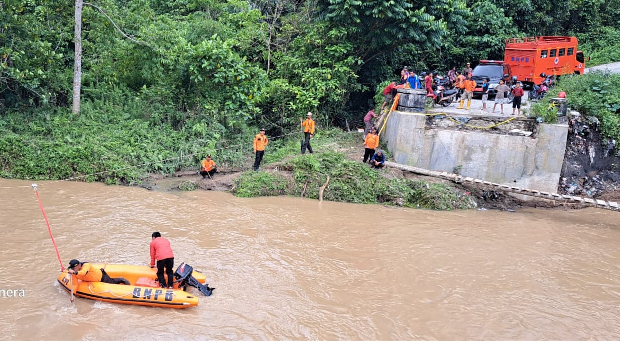 Terisolasi Karena Jembatan Putus, Siswa di Kecamatan Sukau ke Sekolah Dengan Perahu Karet 