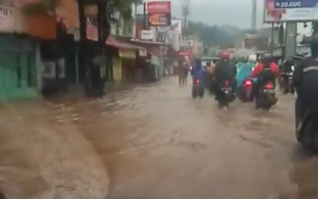 Hujan, Banjir Genangi Kawasan Jalan Yos Sudarso Panjang