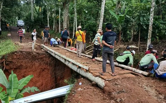 Pemerintah Pasrah Menunggu Dana, Warga Gerak Menyusun Batang Kelapa