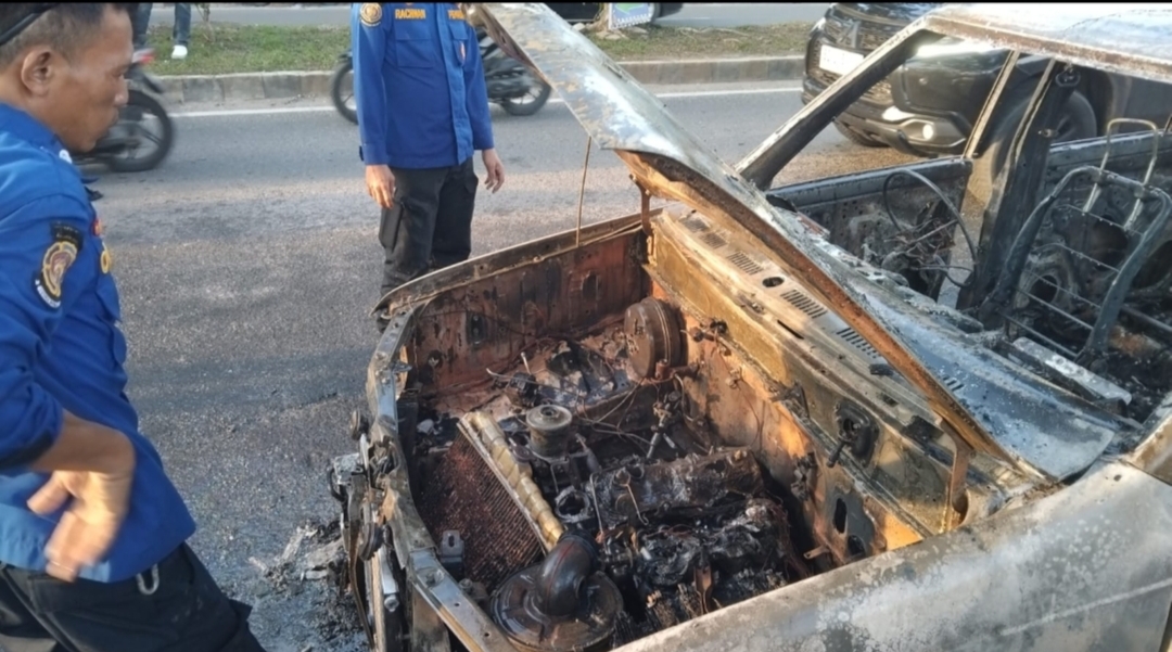 Mobil Kijang Kapsul Milik Warga Tanggamus Terbakar di Jalan Sultan Agung, Diduga Karena Hal ini