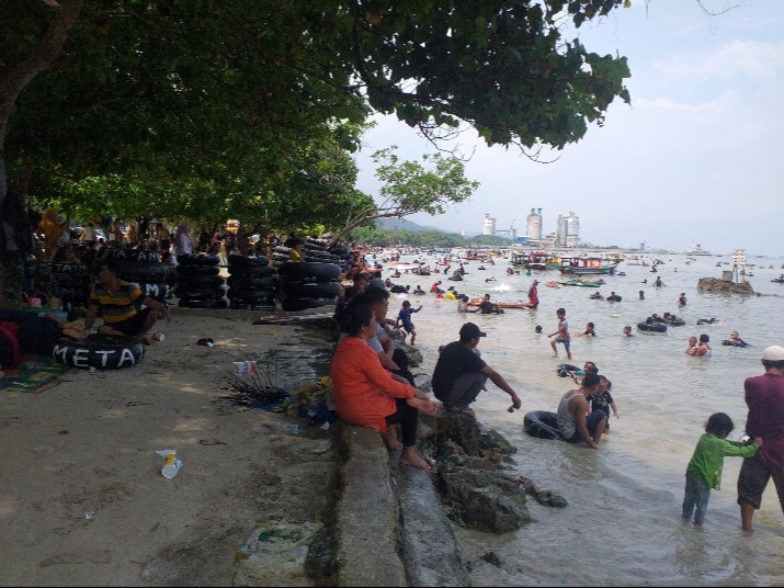 Libur Lebaran 2023, Warga Padati Pantai Pasir Putih